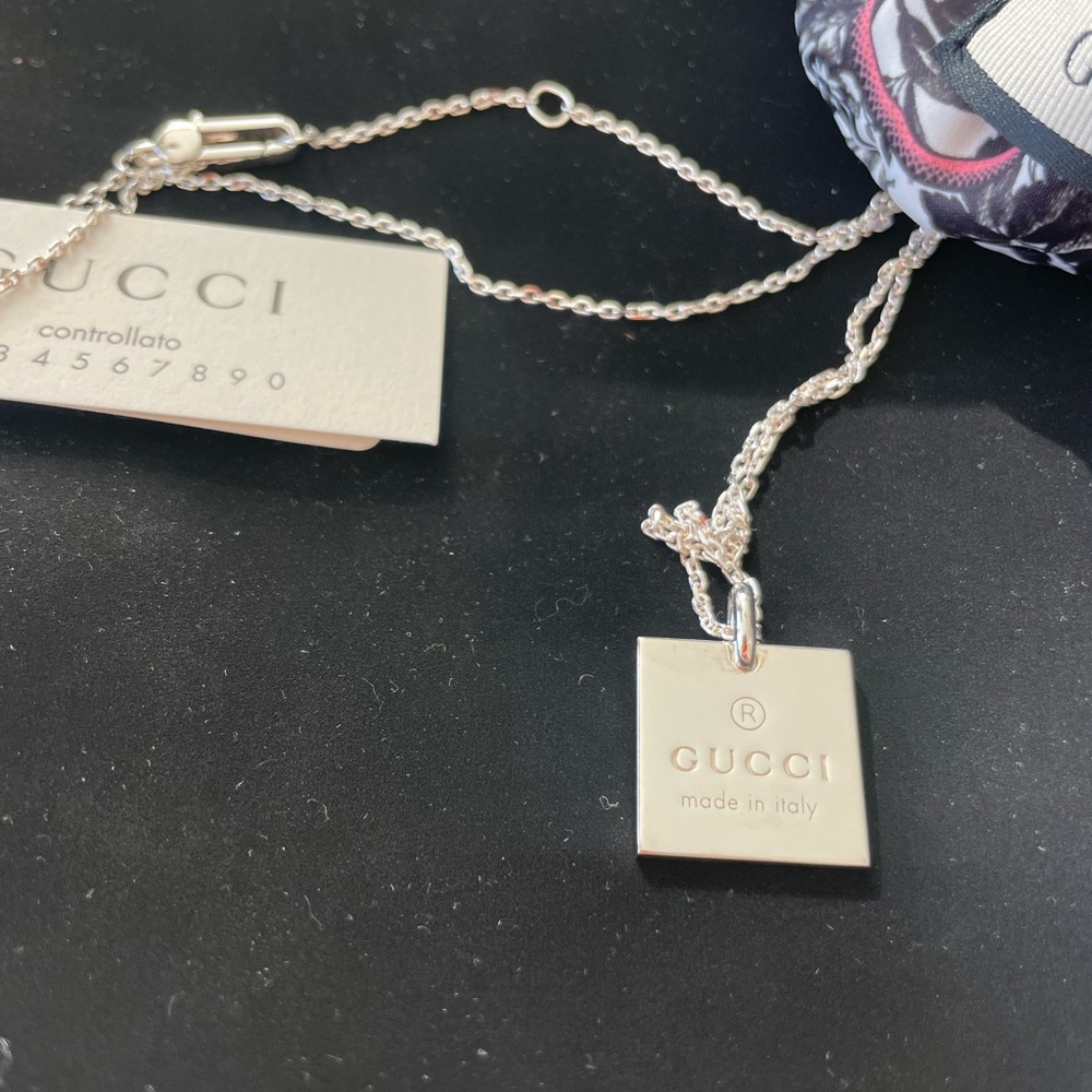 Gucci Silver Necklace with pendant. Never worn before!